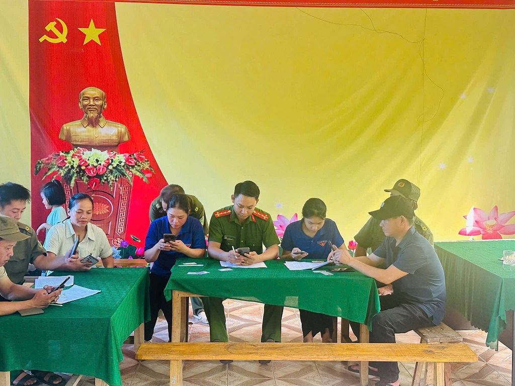 Công an xã hỗ trợ người dân