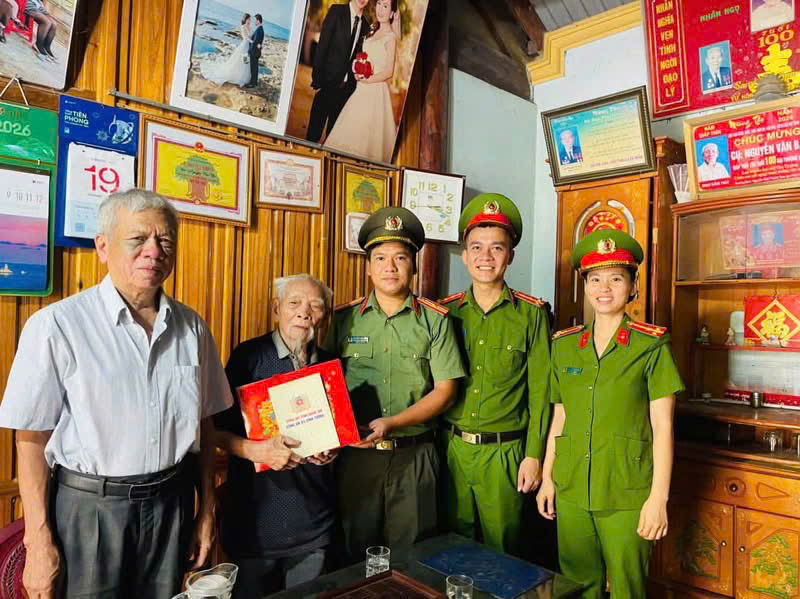 Công an xã thăm hỏi, tặng quà nhân Ngày Thương binh - Liệt sĩ