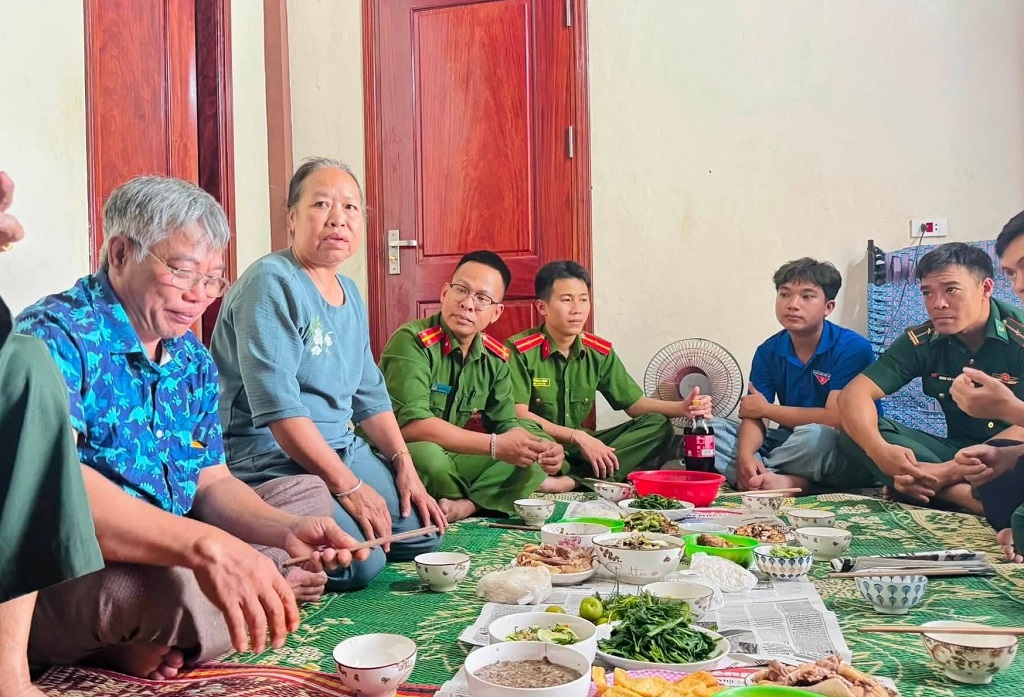 Công an xã Nậm Cắn và Đoàn Thanh niên xã tổ chức “Bữa cơm gia đình ấm tình lòng Mẹ”
