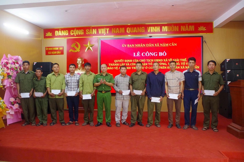 Trao quà cho các đồng chí thôi tham gia các Tổ bảo vệ an ninh, trật tự