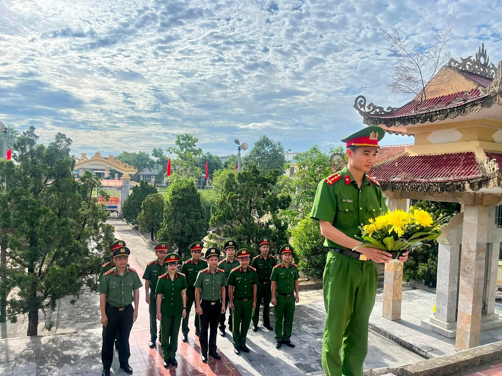 Công an xã dâng hương, dâng hoa tại Nghĩa trang Liệt sĩ 