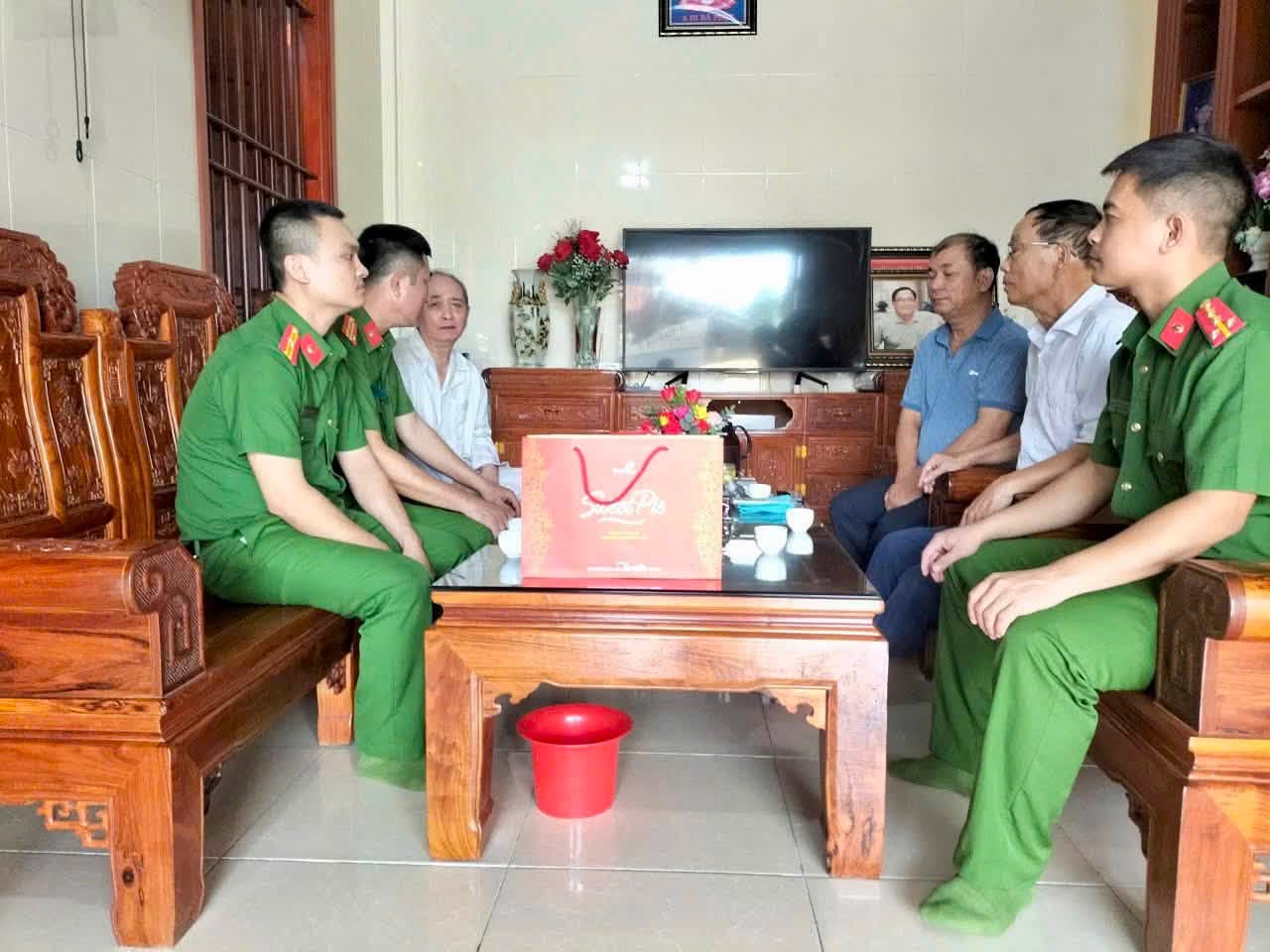Công an xã thăm hỏi, tặng quà nhân Ngày Thương binh - Liệt sĩ
