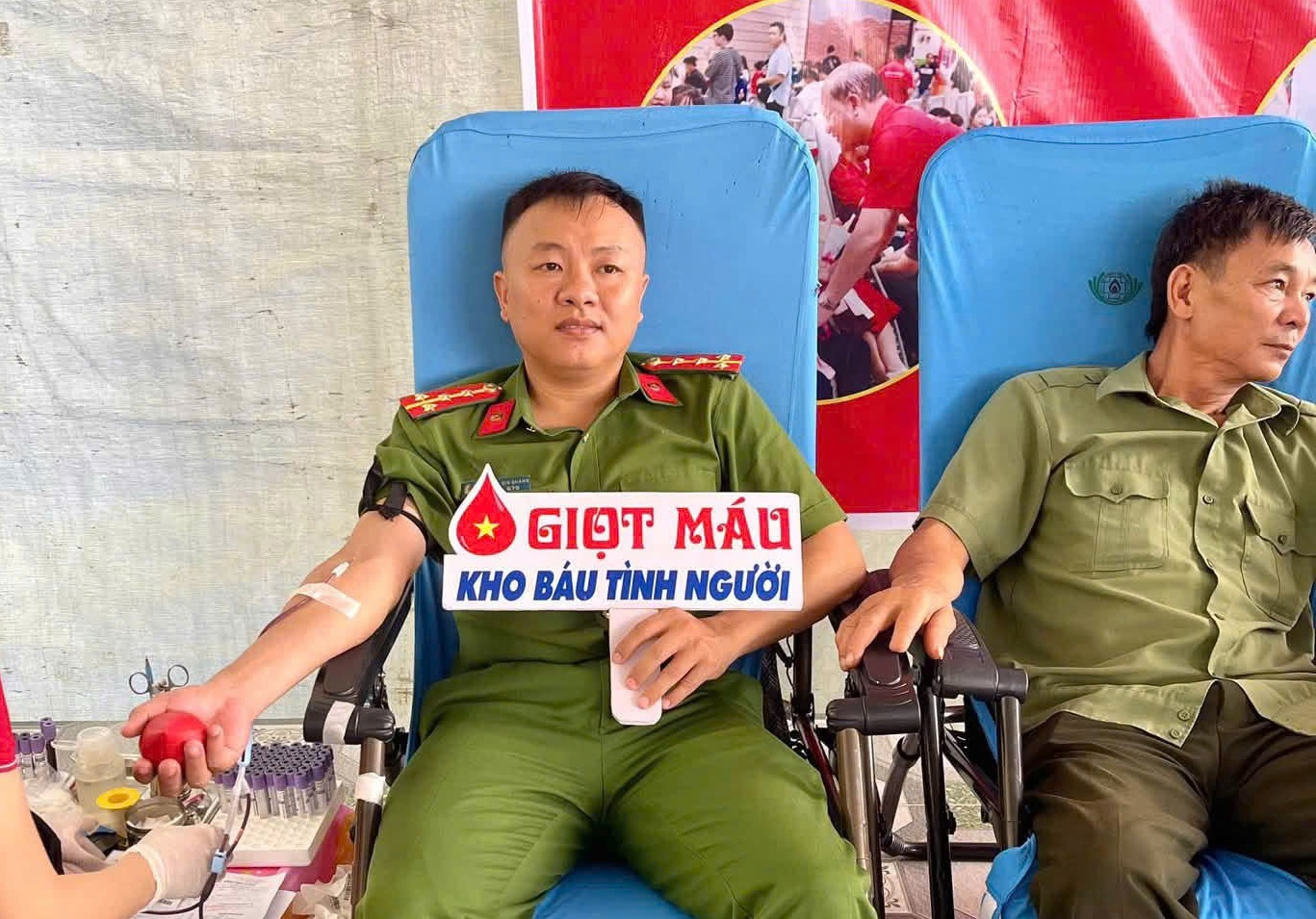 Công an xã tham gia hiến máu
