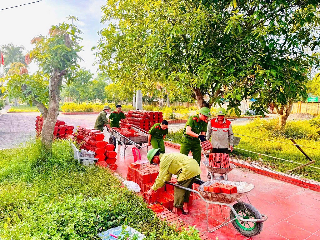 Công an xã chỉnh trang khuôn viên Nghĩa trang
