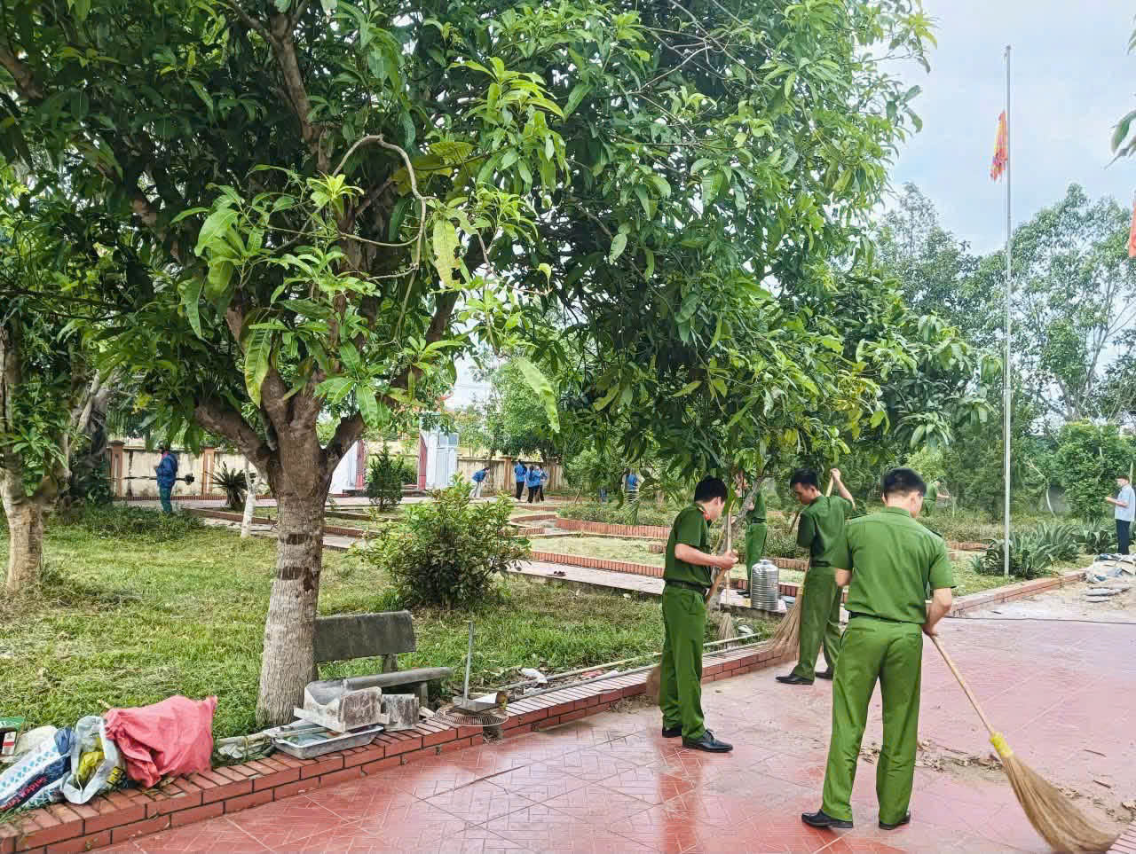 Công an xã ra quân dọn dẹp vệ sinh, chỉnh trang khuôn viên Đài tưởng niệm các Anh hùng liệt sĩ