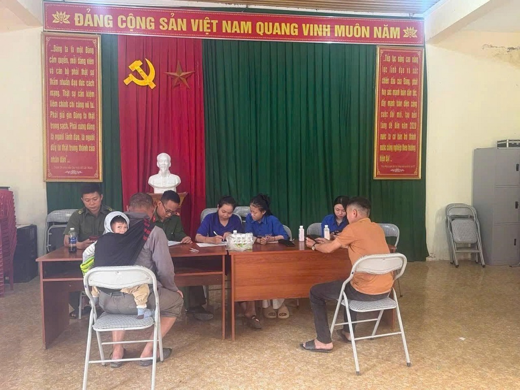 Công an xã Nậm Cắn hướng dẫn, hỗ trợ người dân tích hợp giấy tờ, kích hoạt tài khoản định danh điện tử