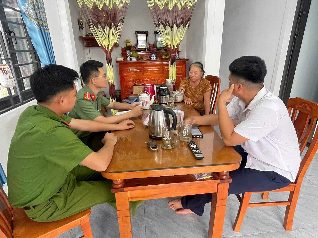 Công an xã xuống tận địa bàn rà soát đối tượng tuyển sinh