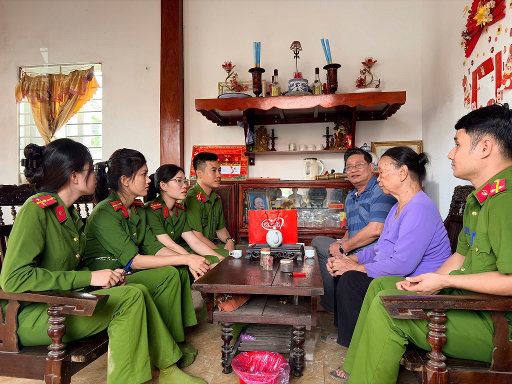 Công an xã thăm hỏi, tặng quà nhân Ngày Thương binh - Liệt sĩ