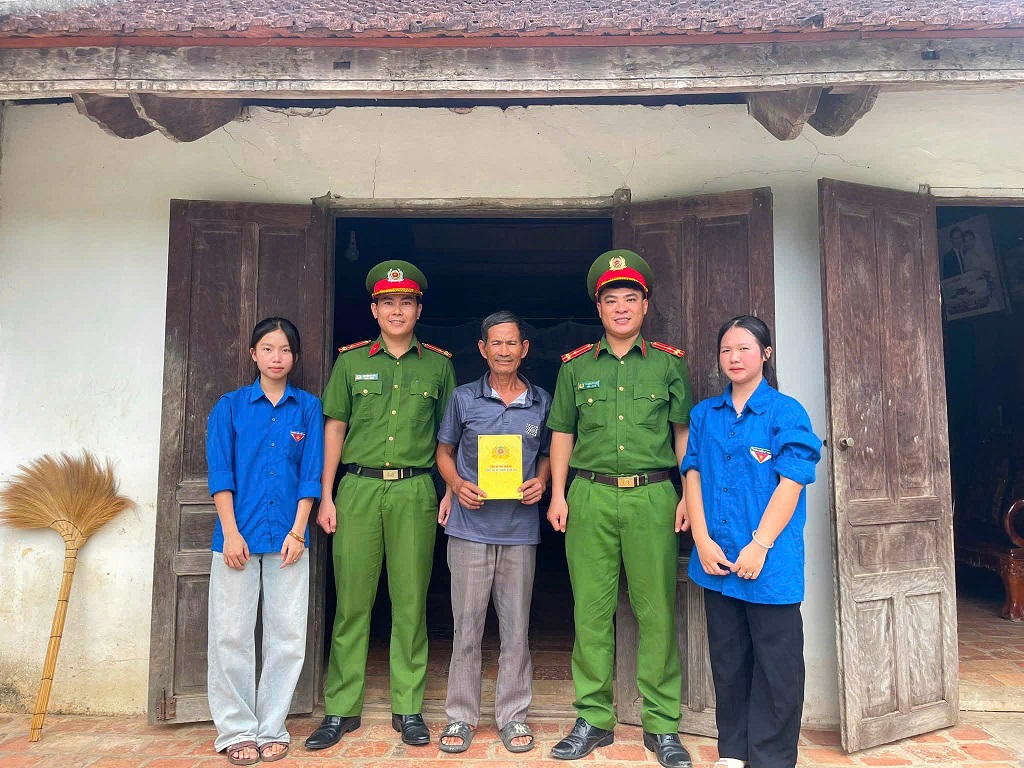 Công an xã thăm hỏi, tặng quà nhân Ngày Thương binh - Liệt sĩ