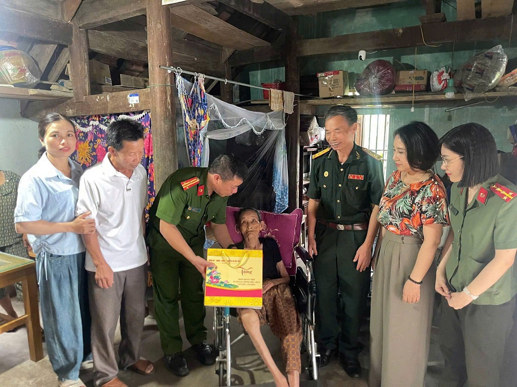 Công an xã thăm hỏi, tặng quà nhân Ngày Thương binh - Liệt sĩ