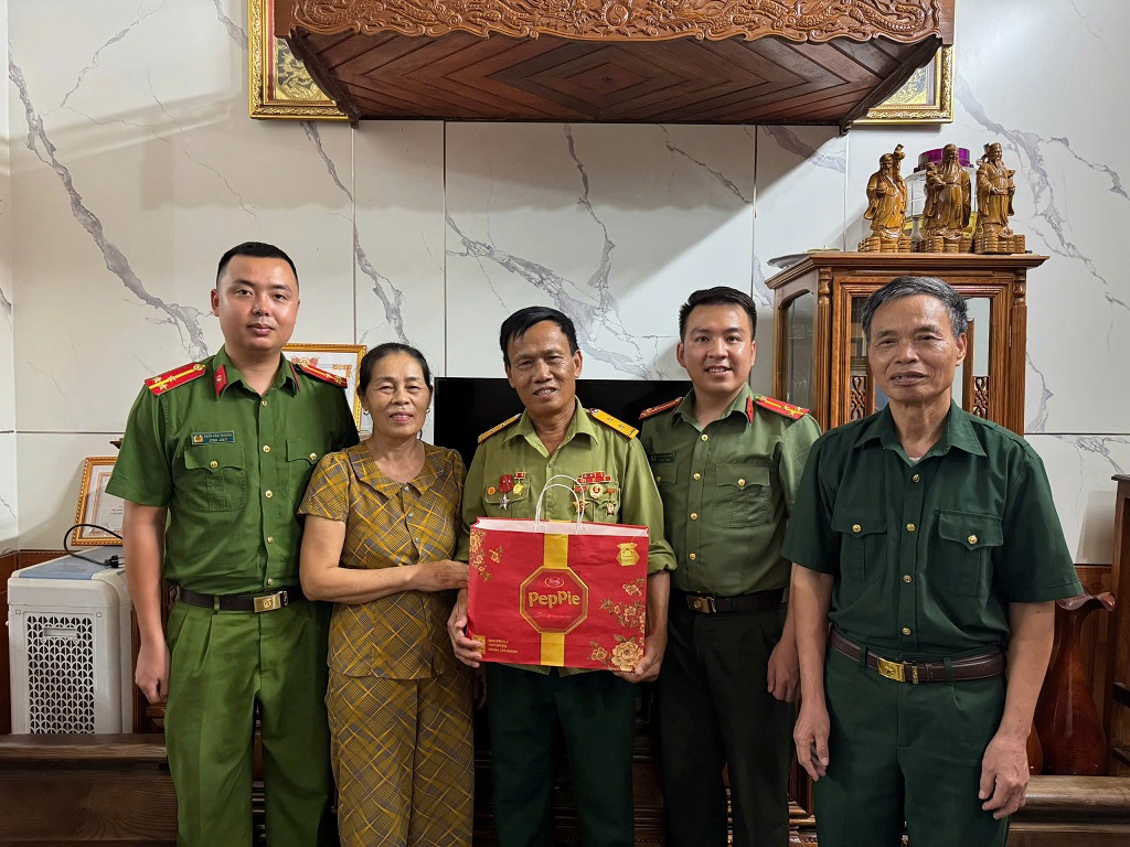 Công an xã thăm hỏi, tặng quà nhân Ngày Thương binh - Liệt sĩ