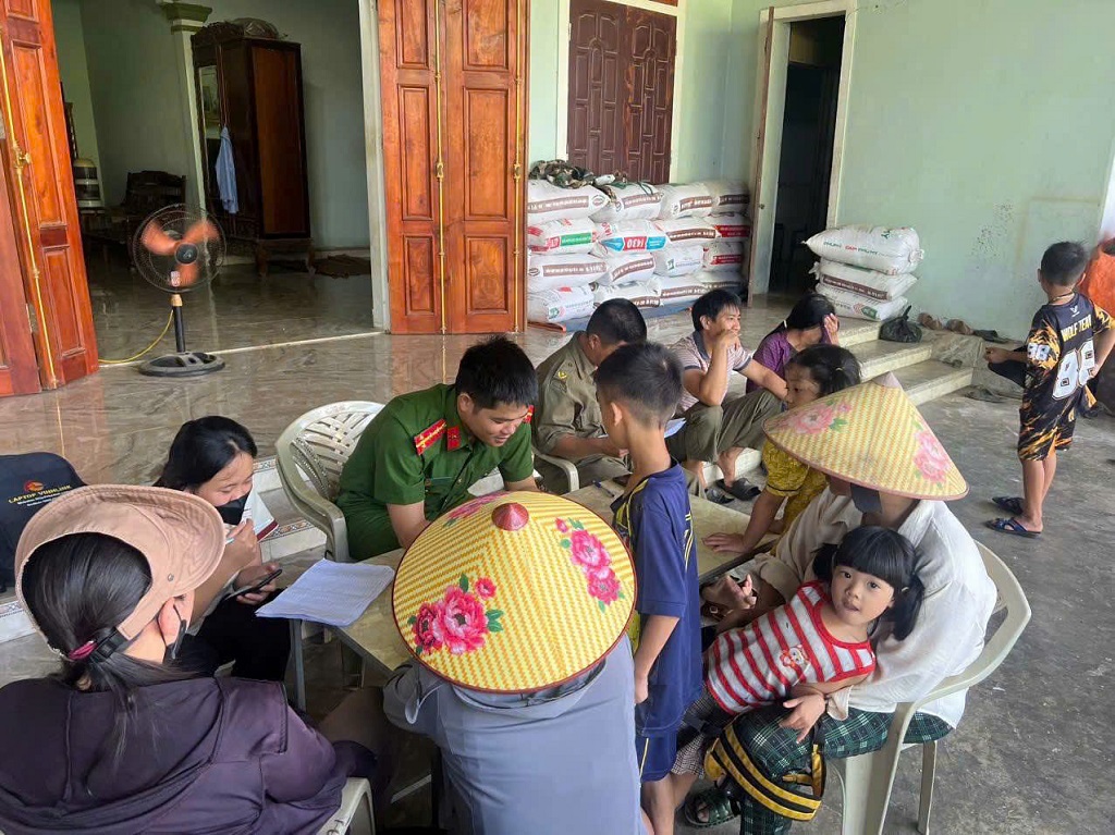 Công an xã hỗ trợ người dân