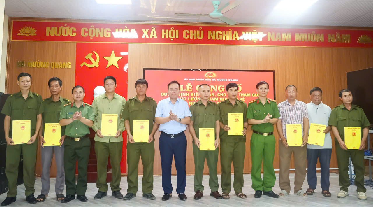 Trao quyết định kiện toàn lực lượng bảo vệ ANTT ở cơ sở