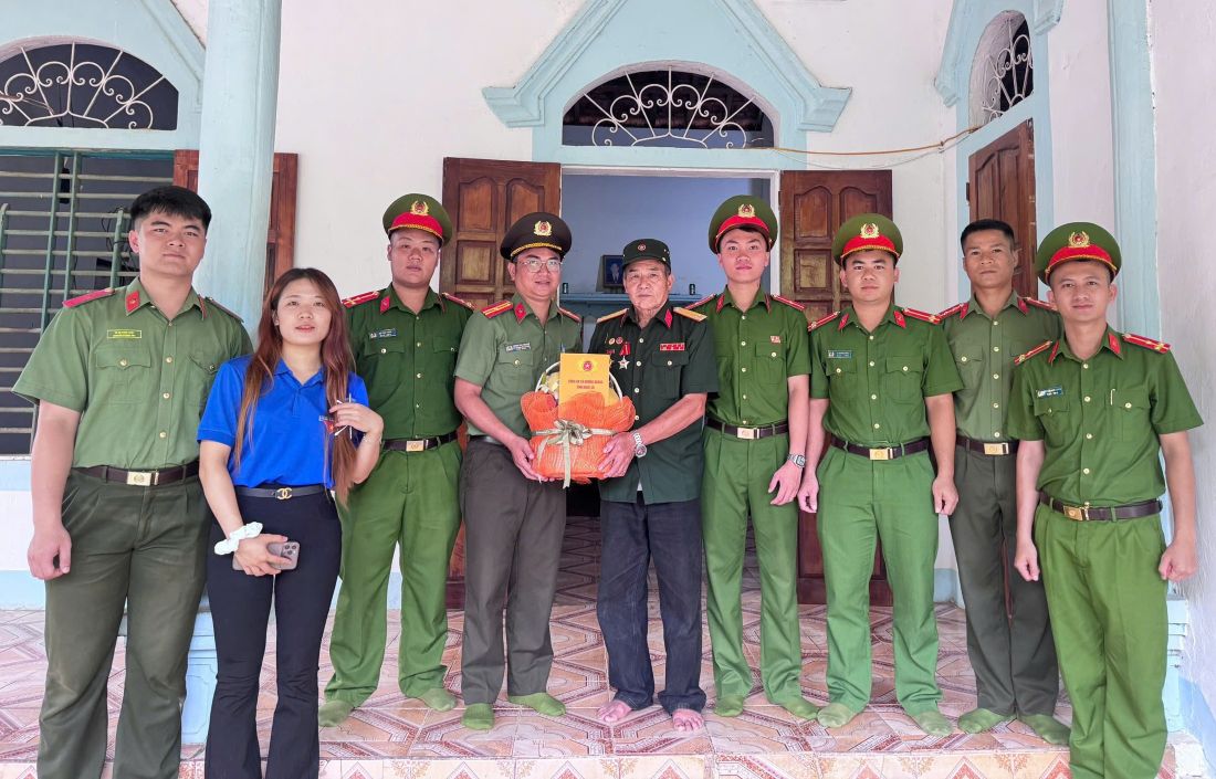 Cán bộ, chiến sĩ tặng quà các thương binh