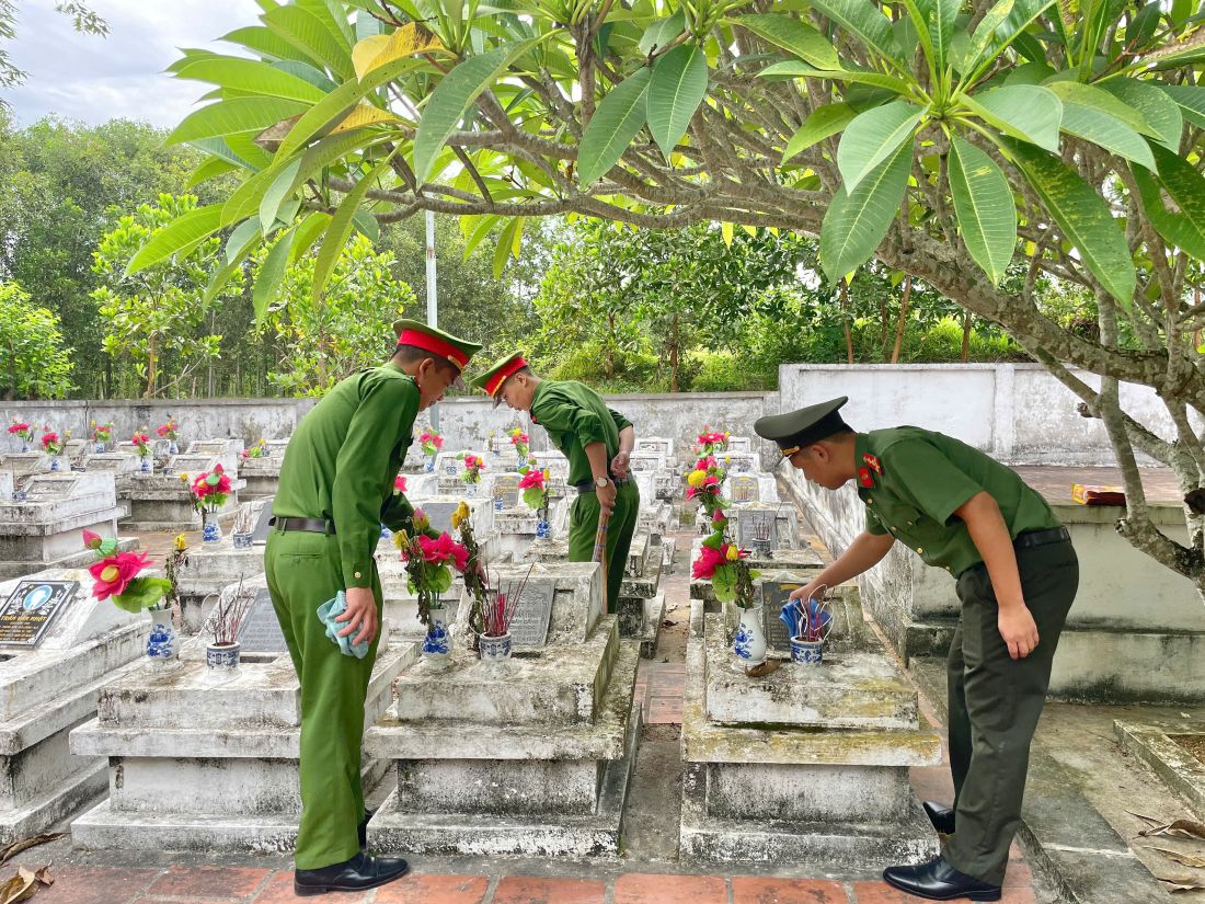 Cán bộ, chiến sĩ chăm sóc, chỉnh trang Nghĩa trang 