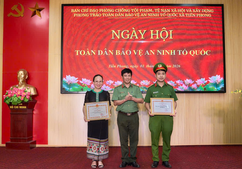 Trao thưởng tập thể, cá nhân có thành tích xuất sắc