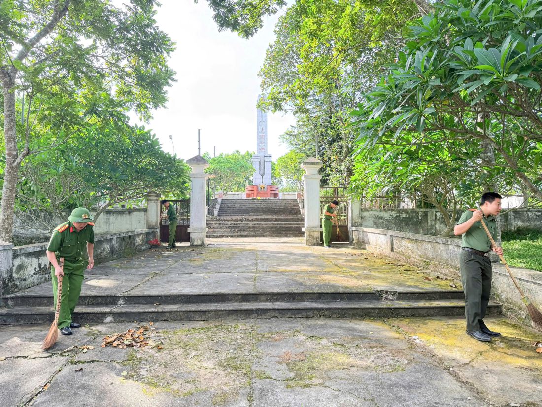 Cán bộ, chiến sĩ dọn dẹp, chỉnh trang khuôn viên Nghĩa trang