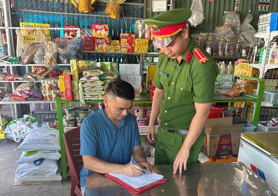 Tổ chức cho người dân ký cam kết chấp hành nghiêm quy định về đảm bảo trật tự ATGT