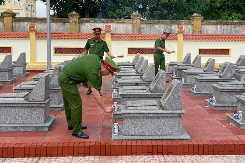 Cán bộ, chiến sĩ dâng hương tri ân các Anh hùng liệt sĩ