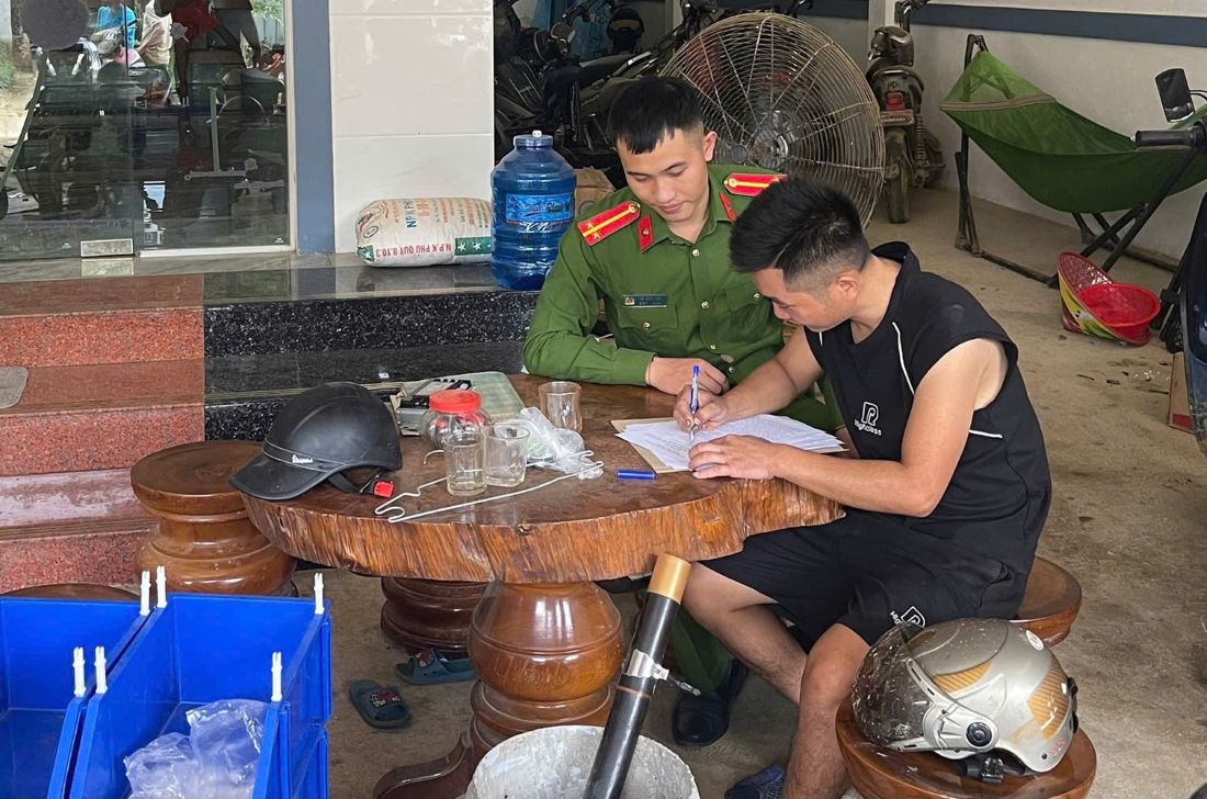 Tổ chức cho người dân ký cam kết chấp hành nghiêm quy định pháp luật về vũ khí, vật liệu nổ, công cụ hỗ trợ