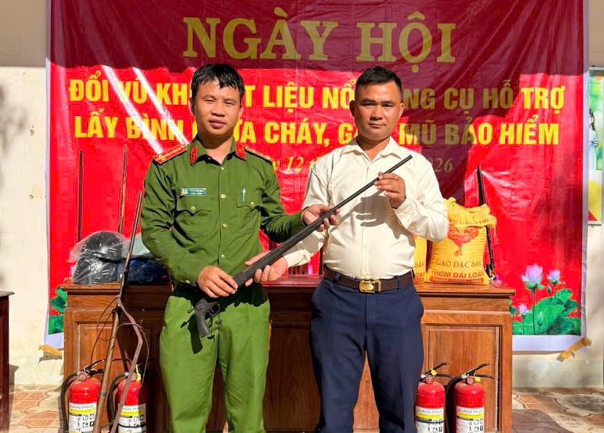 Người dân giao nộp vũ khí cho lực lượng Công an