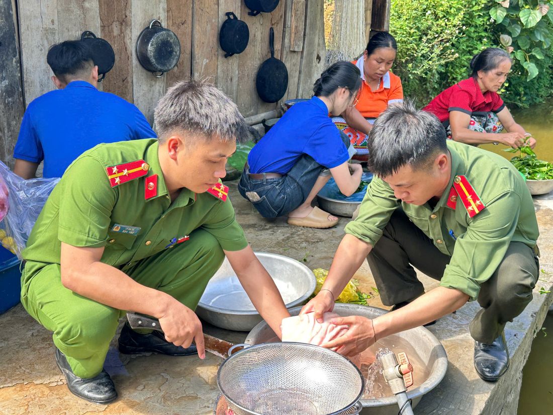 Cán bộ, chiến sĩ chuẩn bị bữa cơm nghĩa tình
