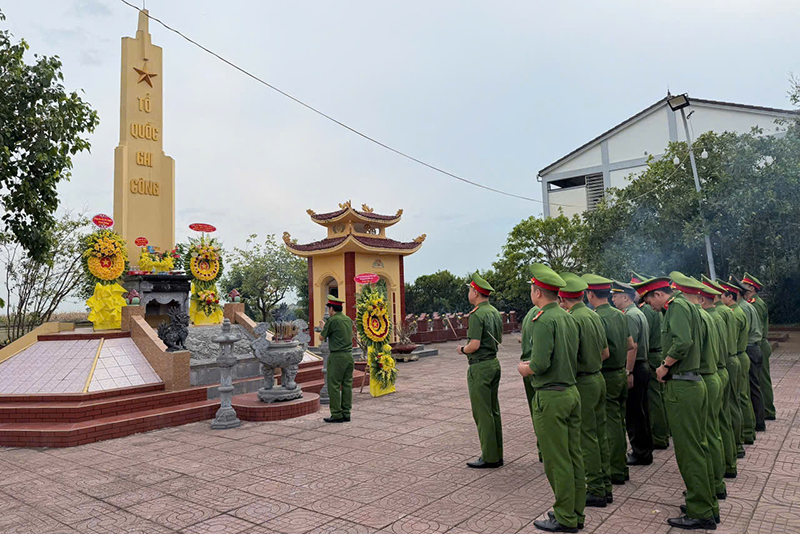 Công an xã dâng hương tri ân các Anh hùng liệt sĩ