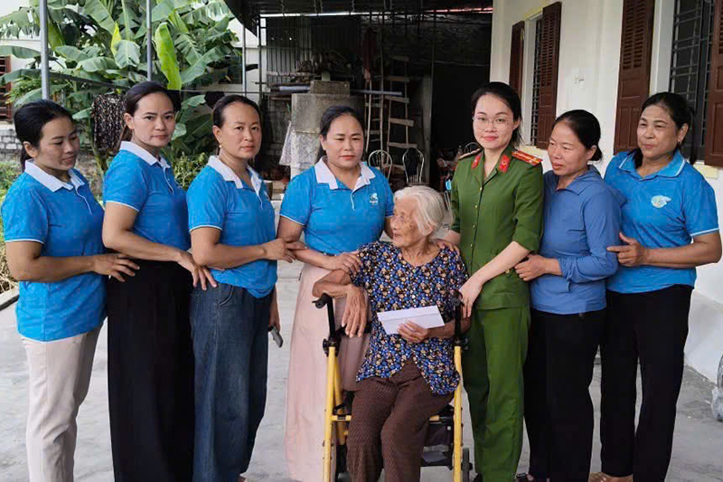 Chi hội Phụ nữ Công an xã tặng quà gia đình thân nhân liệt sĩ