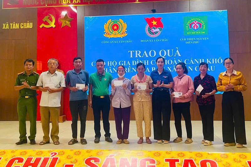 Tặng quà gia đình có hoàn cảnh khó khăn