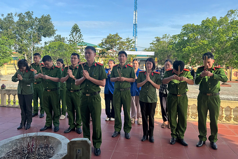 Cán bộ, chiến sĩ dâng hương tưởng niệm các Anh hùng liệt sĩ