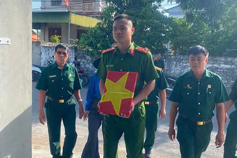 Công an xã phối hợp Đoàn xã và ban, ngành, đoàn thể bàn giao ảnh liệt sĩ được phục chế đến thân nhân 
