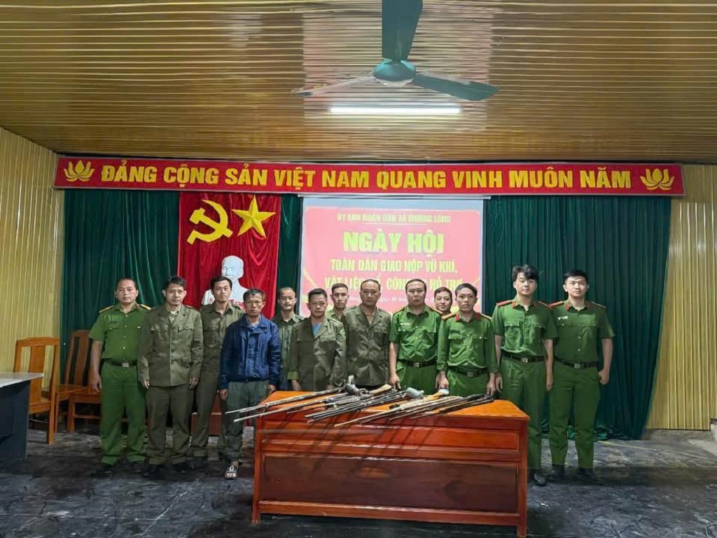 Công an xã Mường Lống vận động người dân giao nộp vũ khí, công cụ hỗ trợ