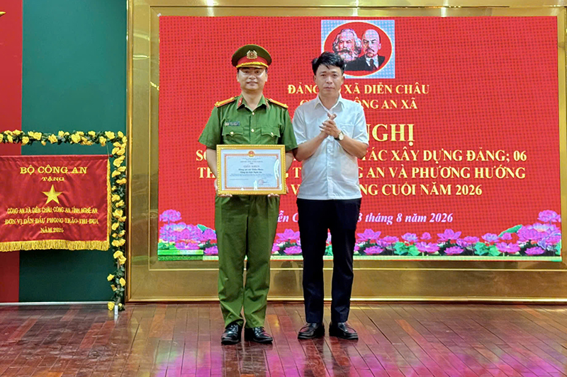 Trao giấy khen cho tập thể và cá nhân