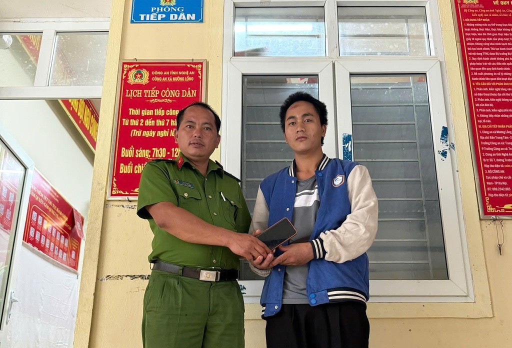 Trao trả tài sản đánh rơi cho Tồng