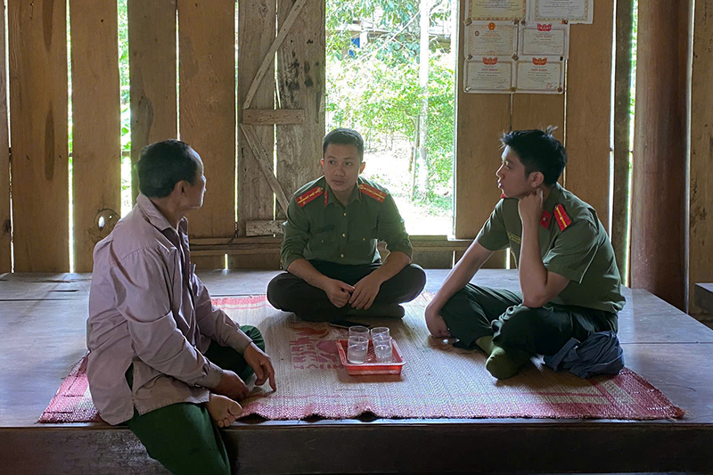 Công an xã gặp gỡ, tuyên truyền, phổ biến kiến thức về an ninh mạng đến người có uy tín