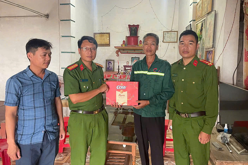 Công an xã Thuần Trung tặng quà thân nhân liệt sĩ Công an nhân dân
