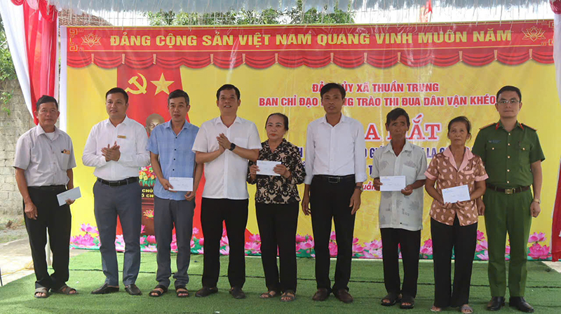 Tặng quà đến gia đình chính sách, có hoàn cảnh khó khăn