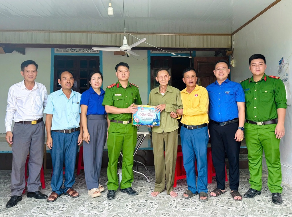 Một số hình ảnh tại buổi tặng quà     
