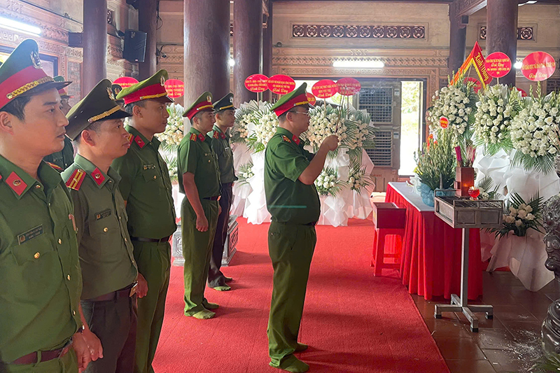 Cán bộ, chiến sĩ dâng hương tưởng niệm các Anh hùng liệt sĩ