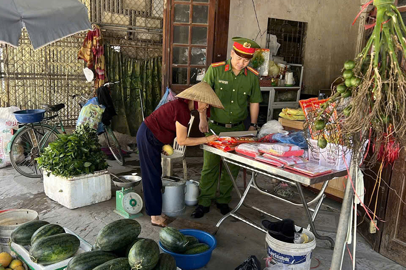 Hộ kinh doanh ký cam kết thực hiện nghiêm quy định về hành lang an toàn giao thông