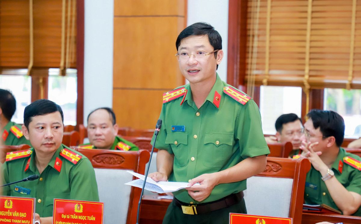 Đồng chí Đại tá Trần Ngọc Tuấn - Ủy viên Ban Thường vụ Đảng ủy, Phó Giám đốc Công an tỉnh báo cáo trình bày phương án bảo đảm ANTT các sự kiện