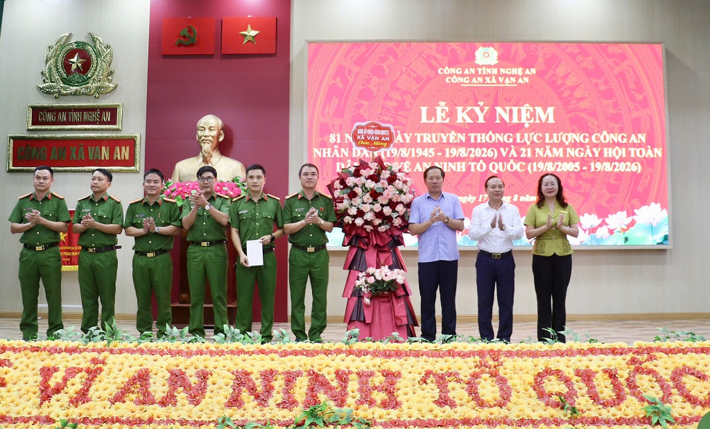 Đảng uỷ, HĐND, UBND, Ủy ban MTTQ xã tặng hoa chúc mừng Công an xã Vạn An
