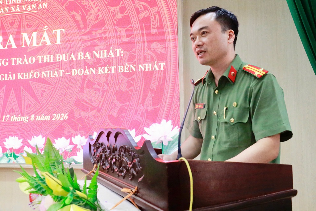 Đại diện Phòng Công tác chính trị, Công an tỉnh phát biểu