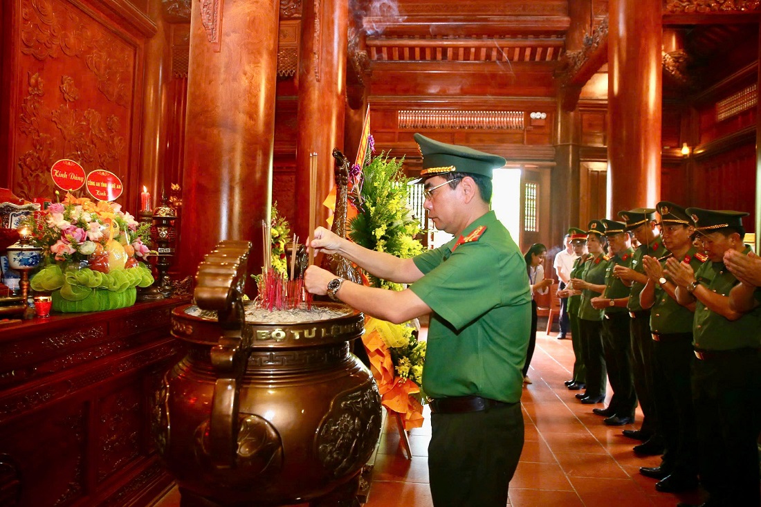 Đồng chí Đại tá Phạm Hữu Trường, Phó Giám đốc Công an tỉnh và đoàn đại biểu Công an tỉnh dâng hoa, dâng hương tại Khu di tích lịch sử Quốc gia đặc biệt Kim Liên