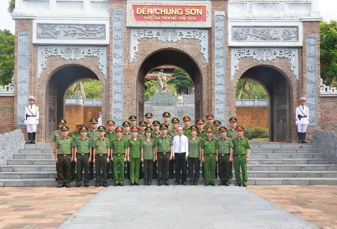Đại biểu chụp ảnh lưu niệm tại Đền Chung Sơn