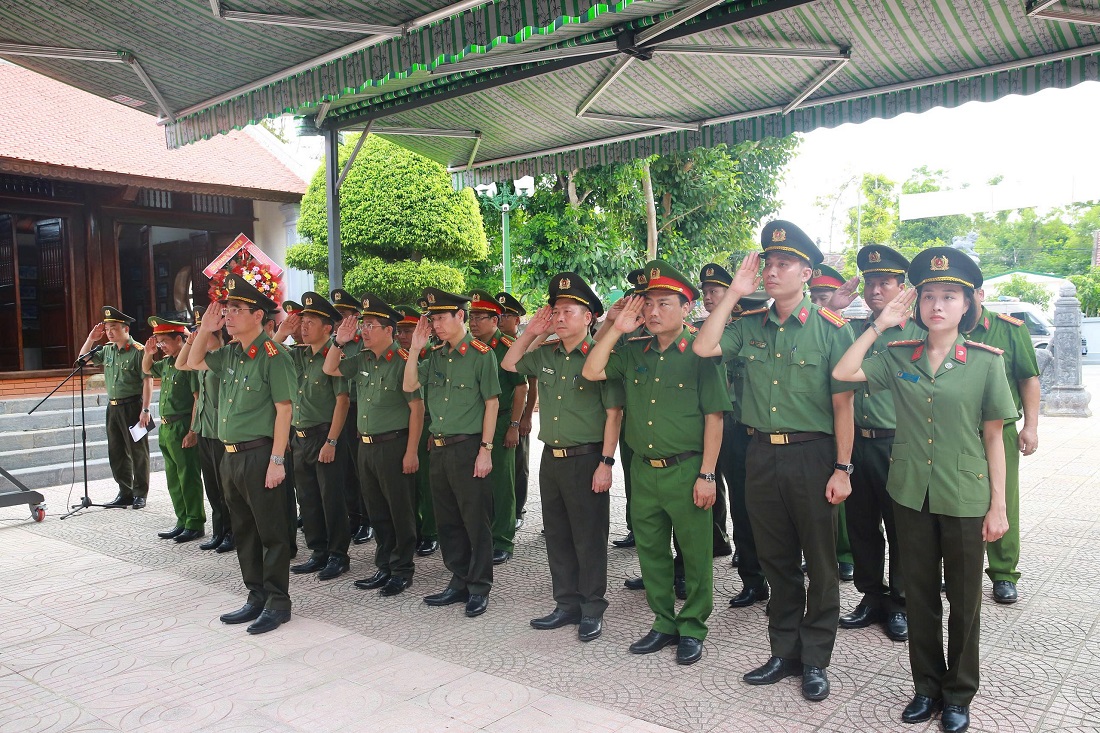 Đồng chí Đại tá Đại tá Phạm Hữu Trường, Phó Giám đốc Công an tỉnh và đoàn đại biểu dâng hoa, dâng hương tại Nhà tưởng niệm Bộ trưởng Trần Quốc Hoàn
