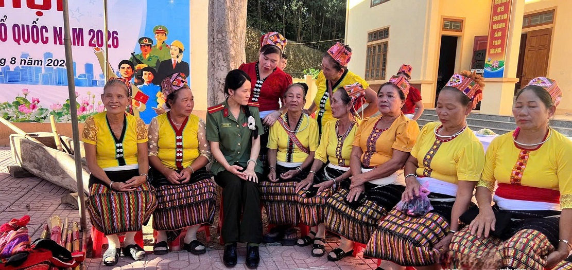 Thiếu úy Lương Thị Hiếu trong Ngày hội Toàn dân bảo vệ an ninh Tổ quốc tại xã Nghĩa Hành