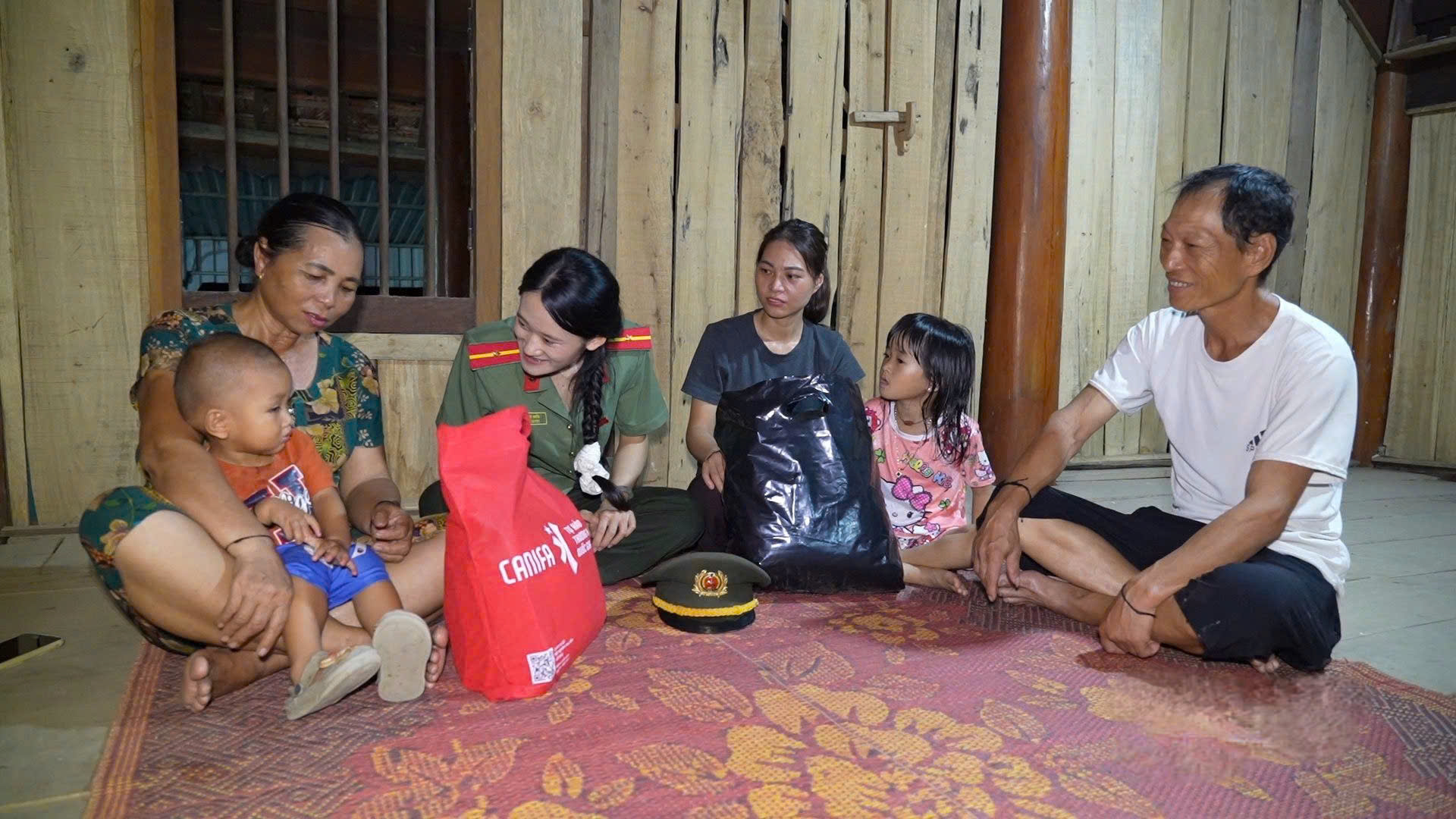Lương Thị Hiếu trao quà cho bà con xóm Môn Sơn, xã Nghĩa Hành