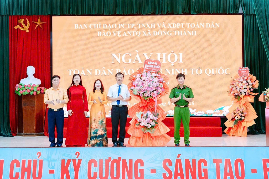Thay mặt Ban Thường vụ Đảng ủy, Lãnh đạo Công an tỉnh, đồng chí Đại tá Phạm Thành Long, Phó Giám đốc Công an tỉnh tặng hoa chúc mừng Đảng bộ, chính quyền và Nhân dân xã Đông Thành