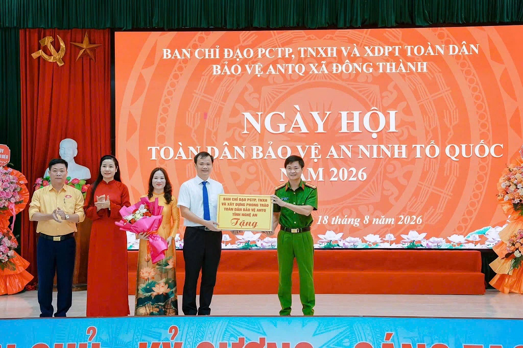 Đồng chí Đại tá Phạm Thành Long, Phó Giám đốc Công an tỉnh trao quà của Ban Chỉ đạo phòng chống tội phạm, tệ nạn xã hội và xây dựng phong trào toàn dân bảo vệ an ninh Tổ quốc tỉnh tặng Đảng bộ, chính quyền và Nhân dân xã Đông Thành